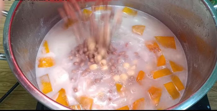 Cho phần hạt sen và đậu phộng đã nấu mềm vào.