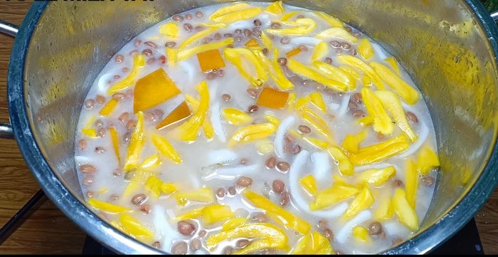 Cho nước cốt dừa đậm đặc vào, tắt bếp.