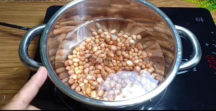 Nấu đậu phộng non cho mềm. (Thời gian tùy thuộc vào độ mềm của đậu phộng)