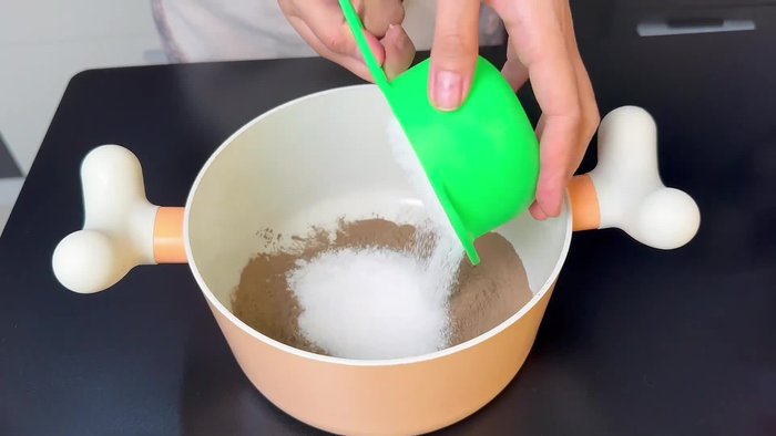 Khuấy đều bột sương sáo với đường và nước cho đến khi bột tan hoàn toàn. Để bột nghỉ 30 phút cho nở.