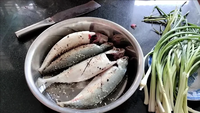 Rửa sạch hành lá, cắt nhỏ phần lá và để riêng phần gốc. (210.019)