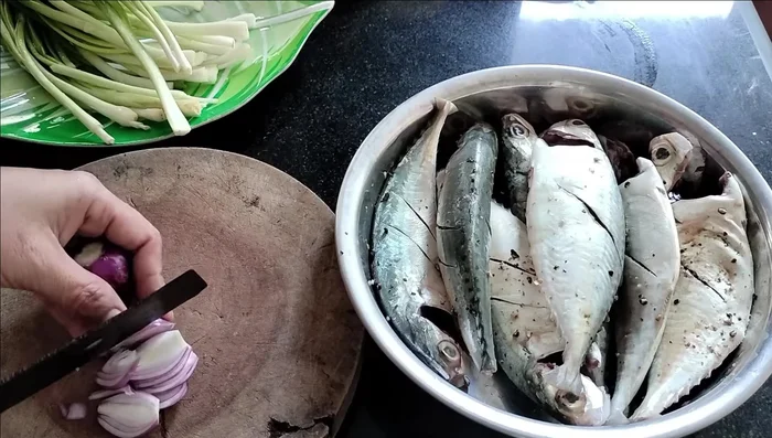 Cho hành tím vào bụng cá. (217.26)