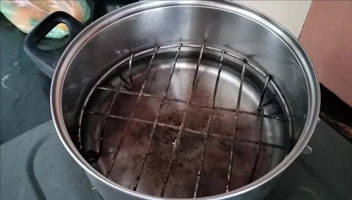 Cho cá vào xửng hấp, đặt lên nồi nước đang sôi. Hấp cá khoảng 10-15 phút cho đến khi cá chín. (302.66)