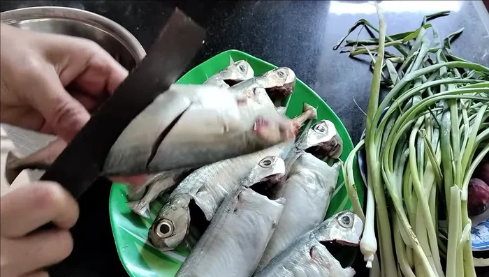 Làm sạch cá bạc má, cạo vảy và rửa sạch. Khứa vài đường trên thân cá để cá dễ chín và thấm gia vị. (44.46)