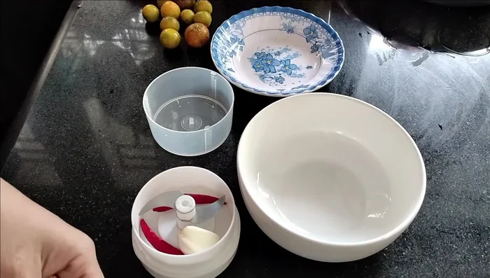 Làm nước chấm: Xay nhuyễn tỏi, ớt. (677.7)