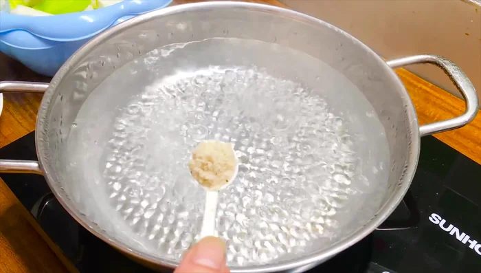 Chuẩn bị nước luộc: Cho nước sôi vào nồi, thêm muối, bột canh.