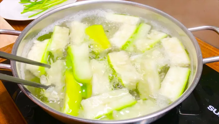 Gắp bầu ra đĩa để nguội.