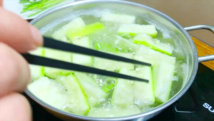 Luộc bầu khoảng 28 phút (thời gian tùy thuộc vào độ già của bầu và lửa).
