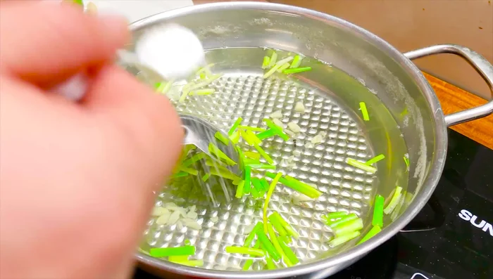 Thêm gia vị (mì chính, hạt tiêu) vào canh cho vừa ăn.