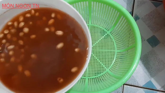 Sau khi ngâm, vo sạch đậu phộng. (168.069)