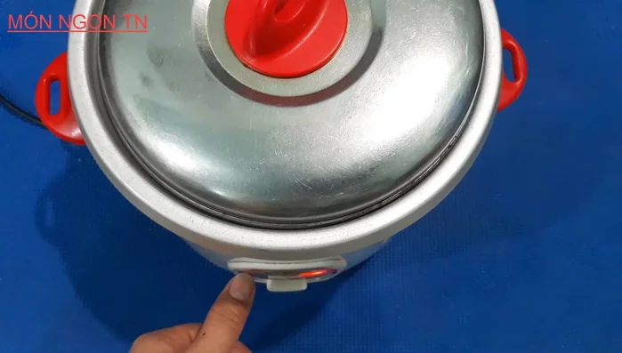 Nấu xôi bằng chế độ nấu cơm bình thường. Khi đèn chuyển sang màu vàng, giữ ấm thêm 10 phút rồi mở nắp. (424.129)