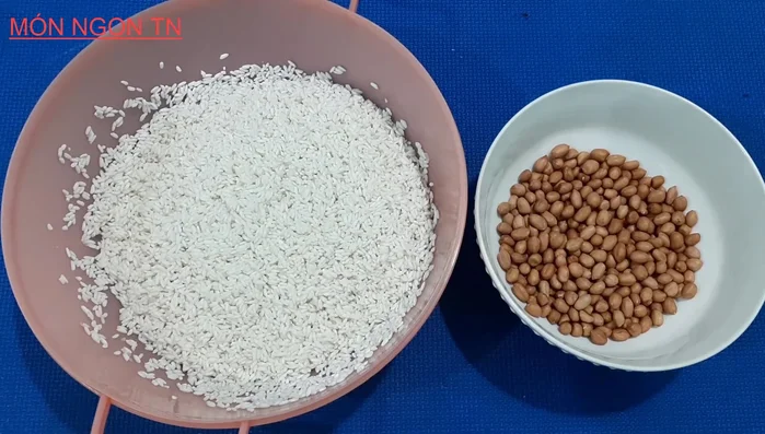 Vo sạch gạo nếp, cho vào tô cùng 1 muỗng cà phê muối và ngâm khoảng 8-10 tiếng. (73.75)