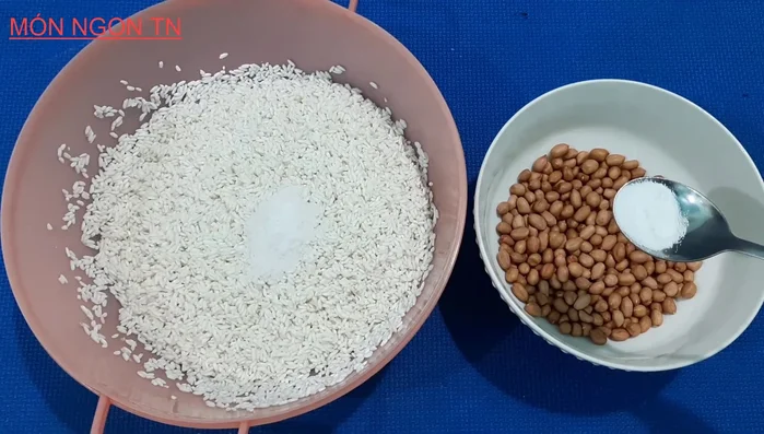 Cho đậu phộng vào tô, thêm ½ muỗng cà phê muối và ½ muỗng cà phê bột nở, ngâm cùng 1 lít nước. (88.29)