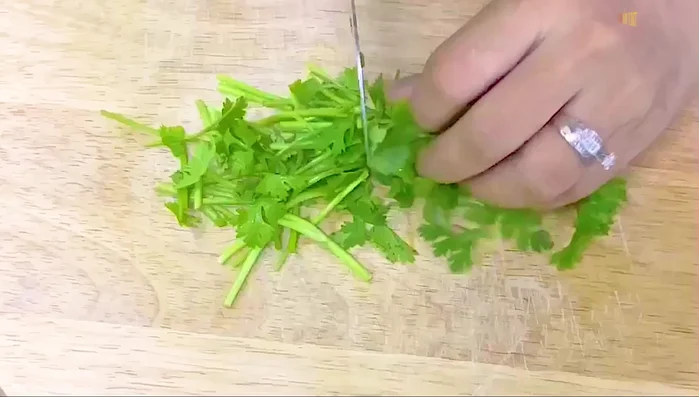 Chuẩn bị nguyên liệu khác: Rửa sạch, sơ chế tôm (lột vỏ, bỏ chỉ lưng), mực (làm sạch, cắt miếng vừa ăn), hành ngò (cắt nhỏ).