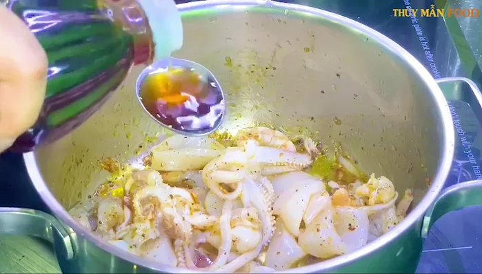 Thêm nước mắm: Thêm 1 muỗng canh nước mắm, đảo đều.