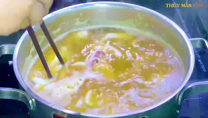 Cho bánh canh vào nấu: Cho bánh canh đã rửa sạch vào nồi nước dùng đang sôi, vớt bọt. Nấu đến khi bánh canh nổi lên là chín.