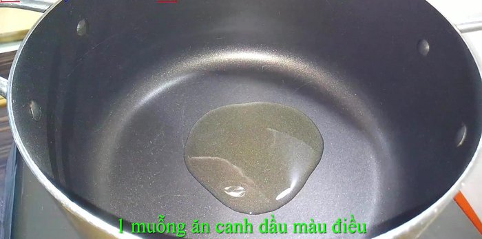 Phi thơm hành baro với dầu ăn và dầu màu điều.