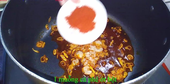 Cho củ nén đập dập và ớt bột vào xào nhanh 30 giây.