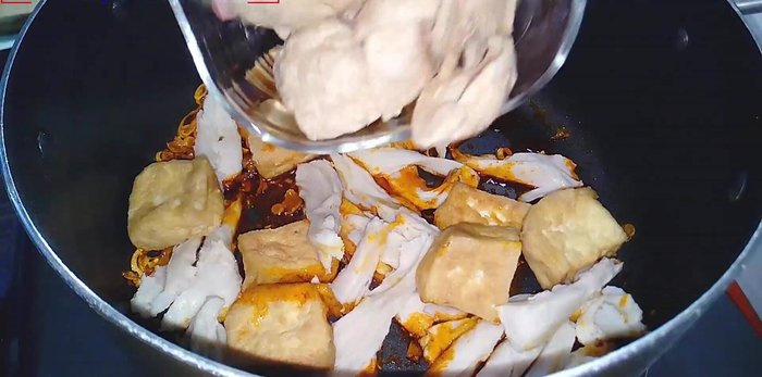 Thêm đậu hũ chiên, mì căn xé sợi, gà lát chay, nấm đùi gà và nấm bào ngư vào xào đều.