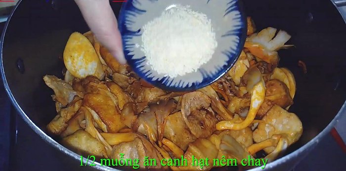 Thêm nước mắm chay, nước tương, hạt nêm chay, đường vào xào cho tan gia vị.