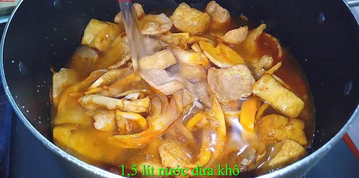 Cho 1.5 lít nước dừa khô vào, đun sôi rồi hạ nhỏ lửa, nấu thêm 5 phút.