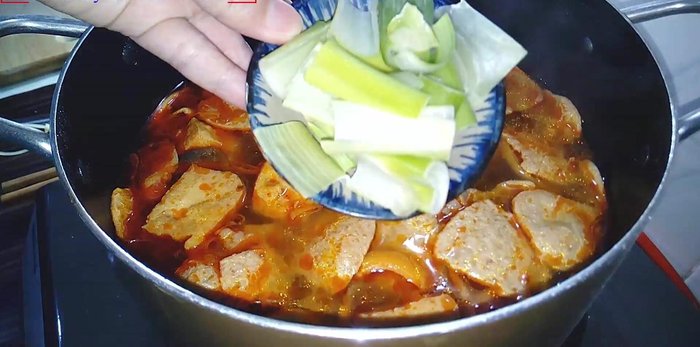 Nêm nếm lại gia vị cho vừa ăn, thêm hành baro vào trước khi tắt bếp.