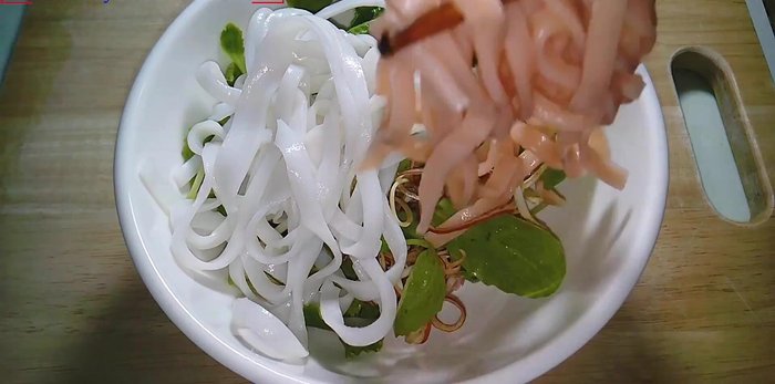 Cho rau vào tô, kế đến là mì Quảng, chan nước lèo nóng hổi.