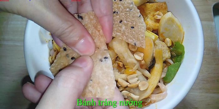 Thêm đậu phộng rang giòn, bánh tráng, ớt hiểm xanh và chanh (nếu thích) lên trên.