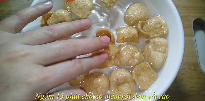Ngâm gà lát chay với nước trong 15-20 phút cho nở mềm, sau đó vắt ráo nước.