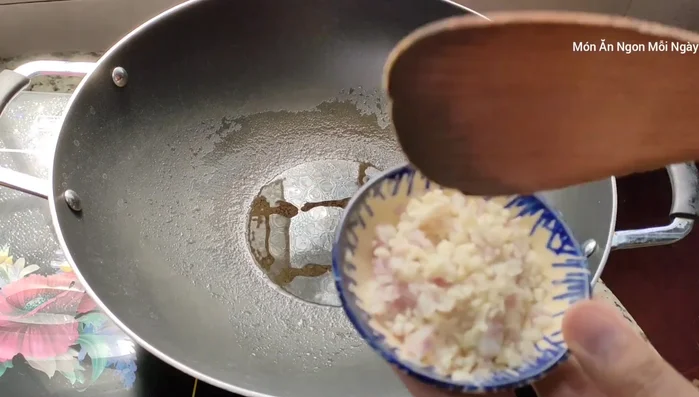 Cho dầu ăn vào chảo, phi thơm hành tỏi.