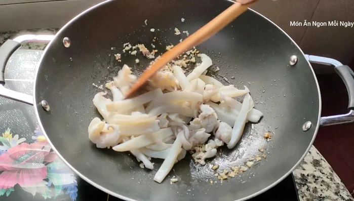 Cho mực vào xào khoảng 70% chín.