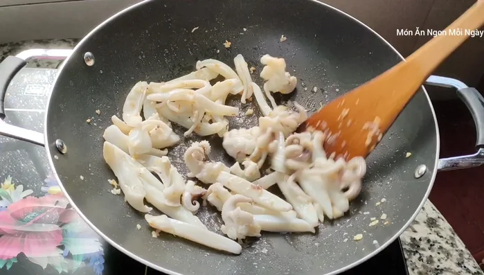 Thêm hạt nêm, dầu mè.