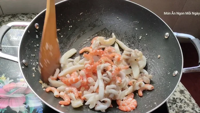 Cho tôm vào xào.