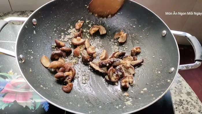 Cho nấm đông cô vào xào.