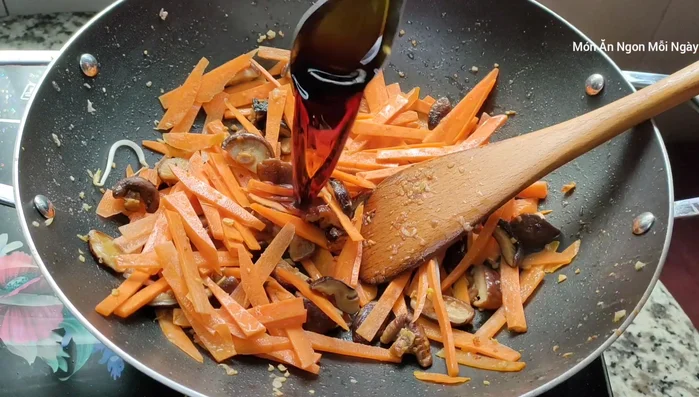 Thêm nước tương, dầu hào, bột ngọt, đường.
