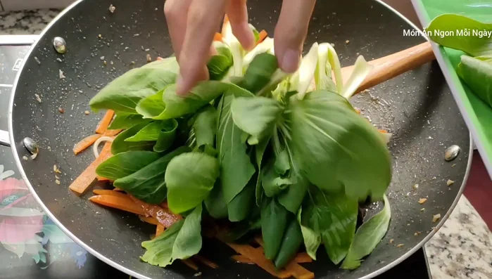 Cho cải thìa vào xào.