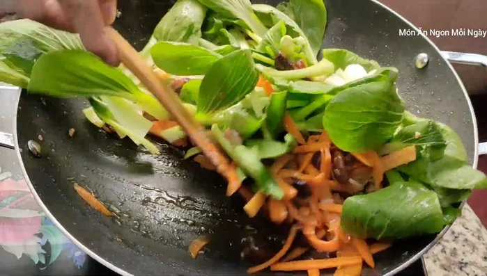 Cho nấm mèo vào xào.