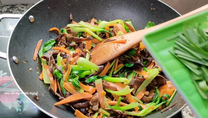Cho rau cần vào xào.