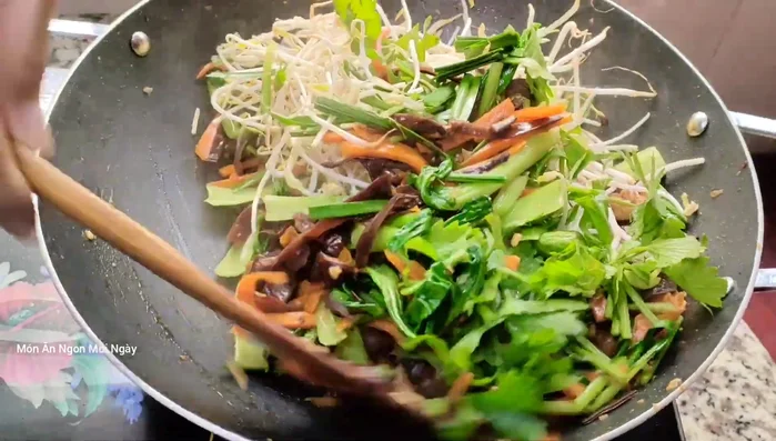 Cho miến vào, đảo đều.