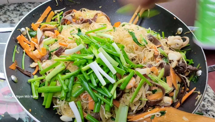 Thêm hành lá, tiêu.