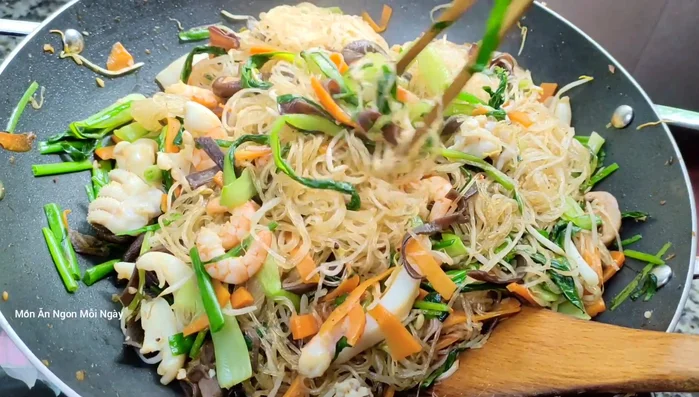 Nêm nếm gia vị lại cho vừa khẩu vị.