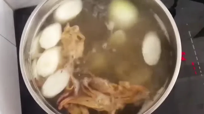 Hầm nhỏ lửa: Hạ lửa nhỏ và hầm xương trong khoảng 2-3 tiếng. Không mở nắp, thỉnh thoảng hớt bọt. (107.84)
