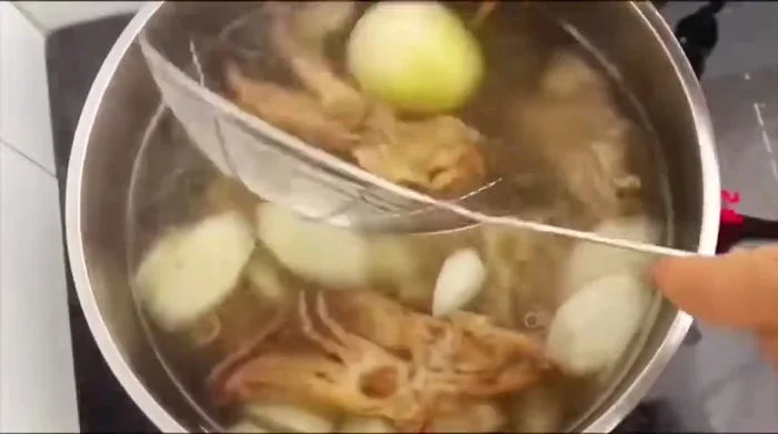 Lấy râu mực và hành tây ra. (136.799)