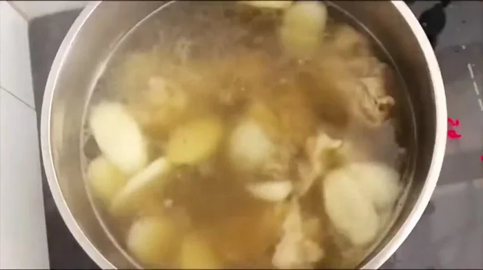 Nêm nếm: Cho 1 muỗng canh muối, 1 muỗng canh hạt nêm, 1 muỗng canh đường phèn, 1 muỗng canh nước mắm vào nước dùng. Điều chỉnh gia vị theo khẩu vị. (146.03)