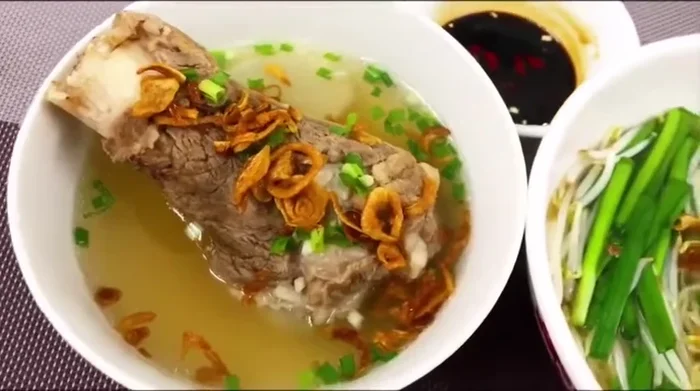 Thành phẩm: Cho mì vào tô, chan nước dùng lên và thưởng thức cùng giá hẹ và hắc xì dầu. (184.76)