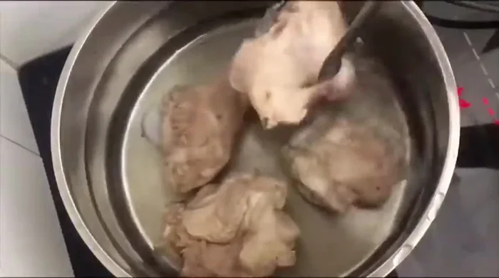 Hầm xương: Cho xương ống, 3 cái râu mực (đã nướng sơ), 1 củ hành tây, và 1 củ cải trắng (đã cắt lát) vào nồi với 3 lít nước lạnh. Đun sôi, hớt bọt. (57.859)