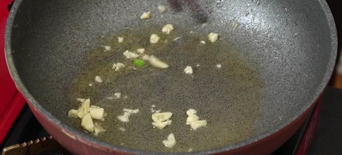 Phi thơm phần tỏi băm còn lại, cho thịt bò vào xào với lửa lớn đến khi săn lại.