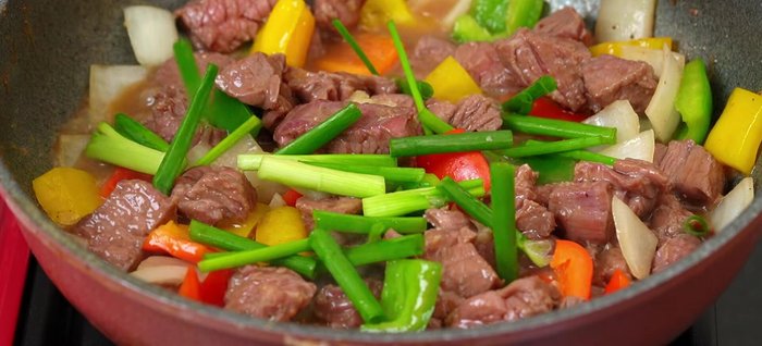 Rắc hành lá, tiêu xay. Tắt bếp.
