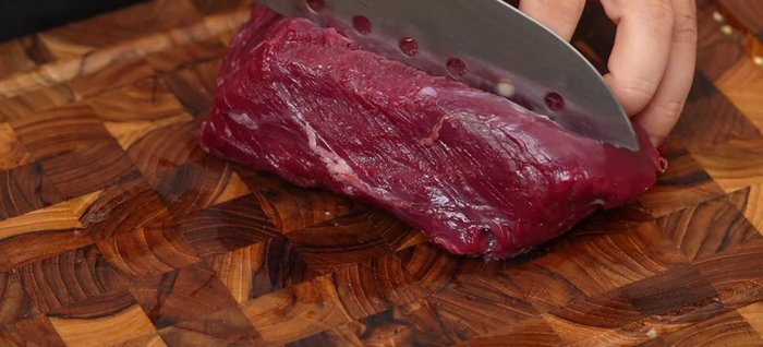 Cắt thịt bò thành những miếng vuông vừa phải.