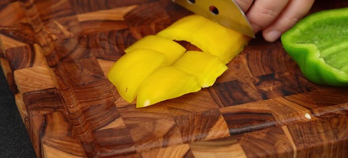 Sơ chế rau củ: Cắt ớt chuông, hành tây thành miếng vuông, hành lá cắt khúc 2-3cm.